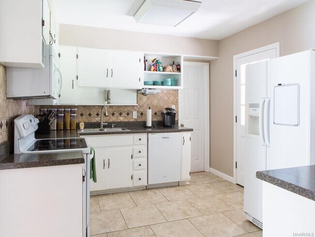 Building Photo - Adorable 3 bedroom/1 Bath in Forest Hills!