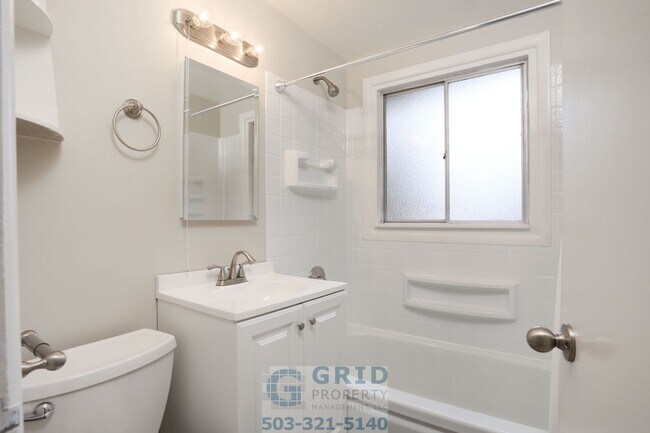 Building Photo - 2 Bedroom Home Available in Southeast Portland