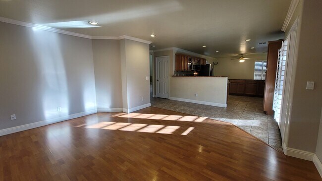 Building Photo - GORGEOUS 4/3 IN THE SW!!!