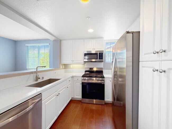 Building Photo - Charming 2BR/2BA Home with Attached Garage...