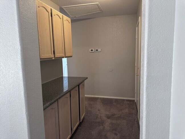 Building Photo - Adorable single floor 4 bedrooms,2 bathroo...