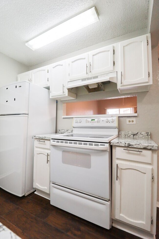 Building Photo - Recently renovated 2 Bedroom!