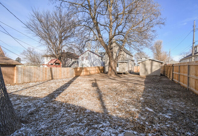 Building Photo - 817 W 12th St