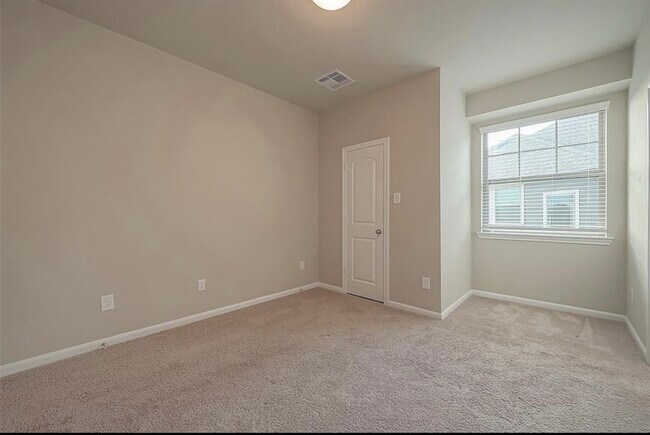 Building Photo - 8700 Laurel Crest Dr