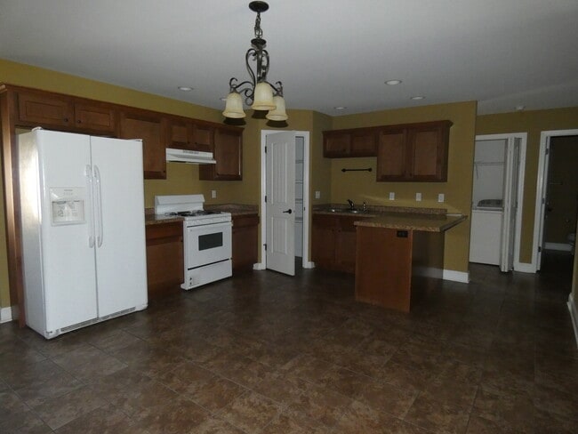 Building Photo - 627 N Edgemere Dr