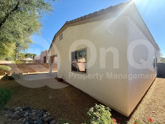 Building Photo - 137 E Calle Zavala