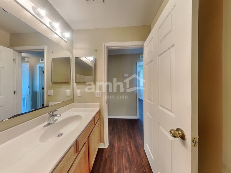 Building Photo - 244 Verzon Ct