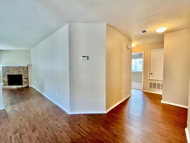 Building Photo - 2200 Lookout Ln