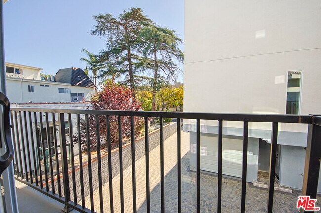 Building Photo - 10803 Kling St