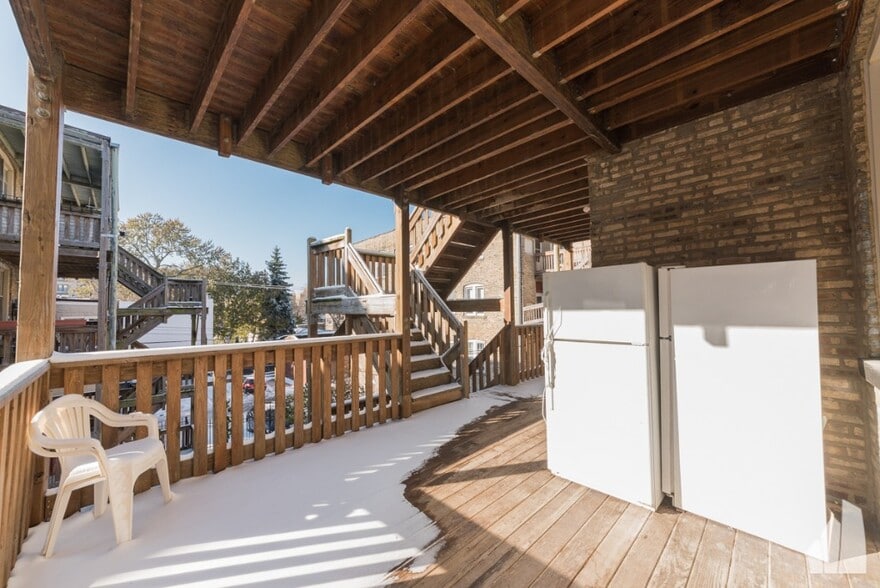 Building Photo - 1212 W Lunt Ave