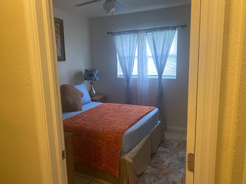 Building Photo - 2522 Stratford Dr