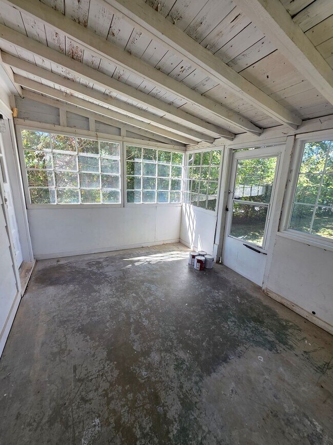 Building Photo - 2 BR in Emerywood!