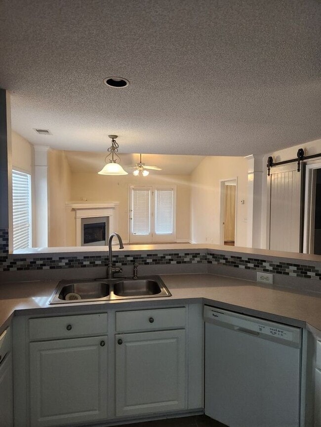 Building Photo - Lovely 2 Bedroom Bath