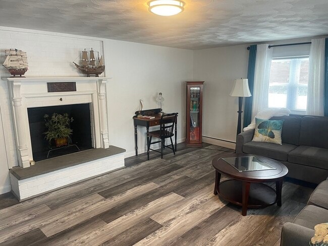 Building Photo - 8 Rock Cliff Rd