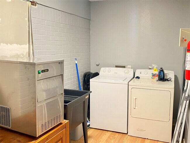 Building Photo - 1311 Milam Dr