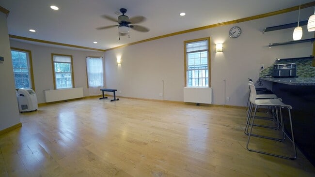Building Photo - 59 Oak St