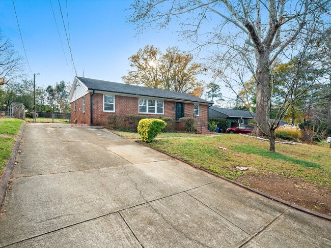 Building Photo - "Charming 3-Bed Home with Gleaming Hardwood Floors on Sheffield Road!"