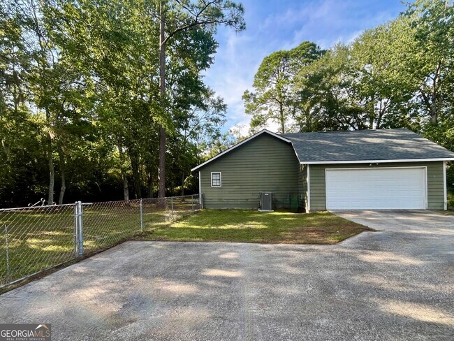 Building Photo - 204 Tanglewood Dr