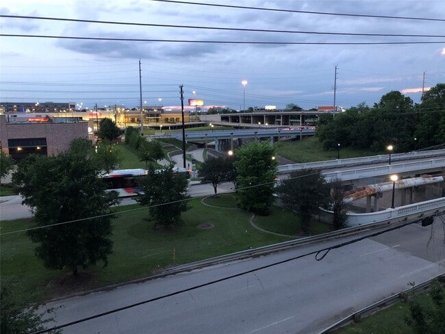 Building Photo - 115 E 2nd St