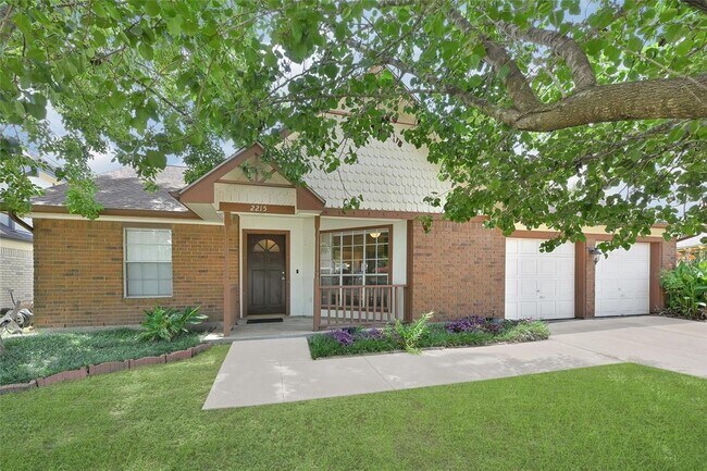 Building Photo - 2215 Saradon Dr