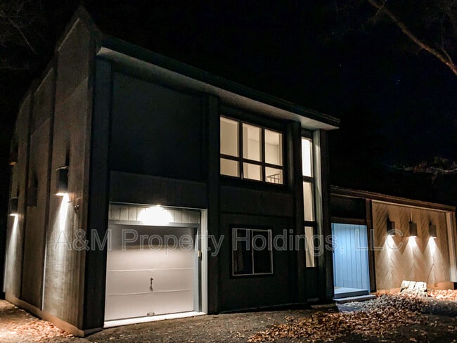 Building Photo - 3120 Greenbriar Dr