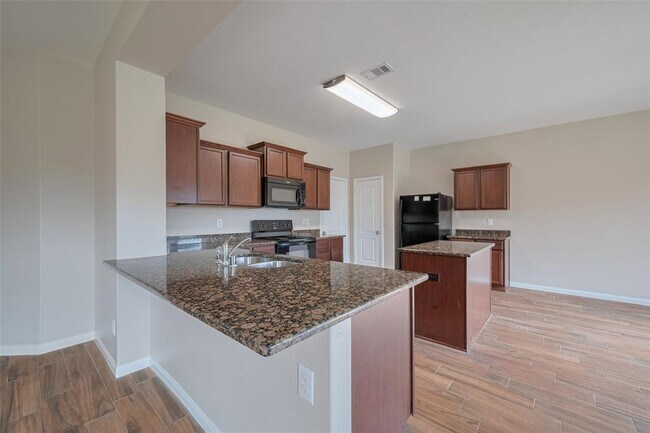 Building Photo - 5123 Oak Briar Ln