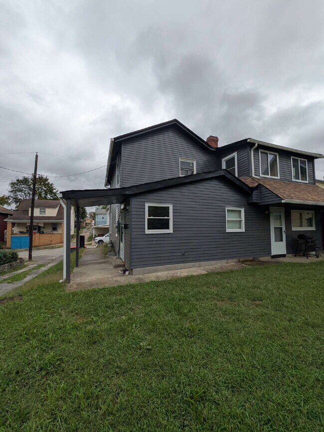 Building Photo - Beautifully updated 2 bed 1 bath apartment in Beaver Falls!  OPEN HOUSE on Thursday (February 5) ...