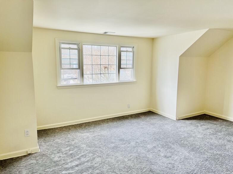 Building Photo - 6 Kensico Knoll Pl