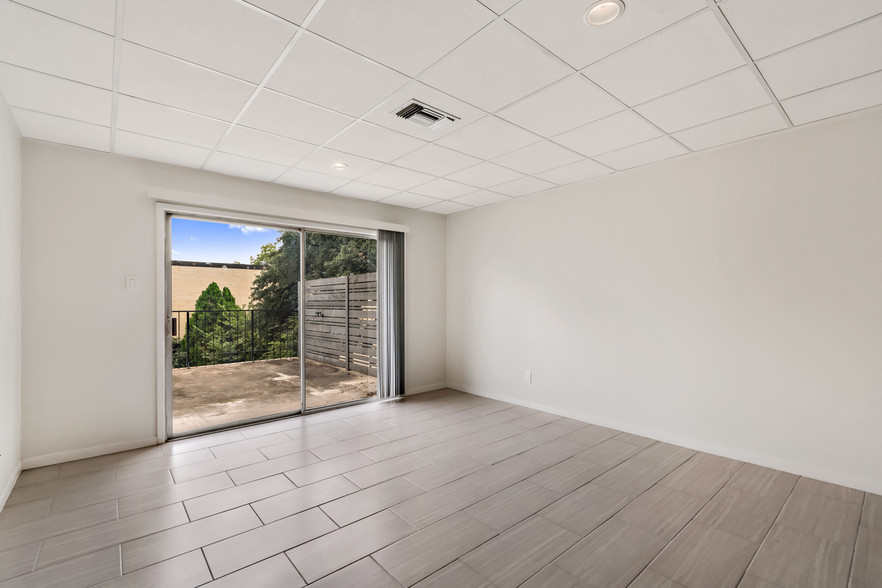 Living Room/Patio - Nueces Flats