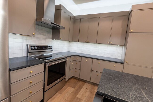 Building Photo - New Construction 4bd/3ba Townhouse