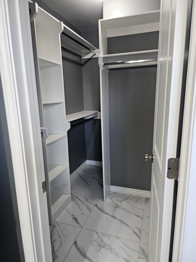 Building Photo - 357 Riverhill Loop