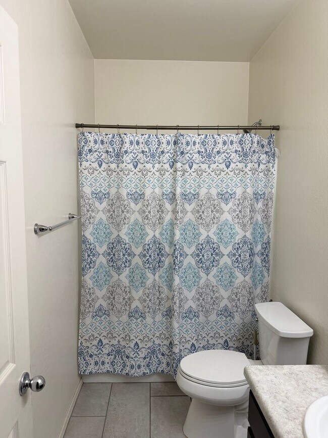 Building Photo - 3 bedroom 3 bath Home