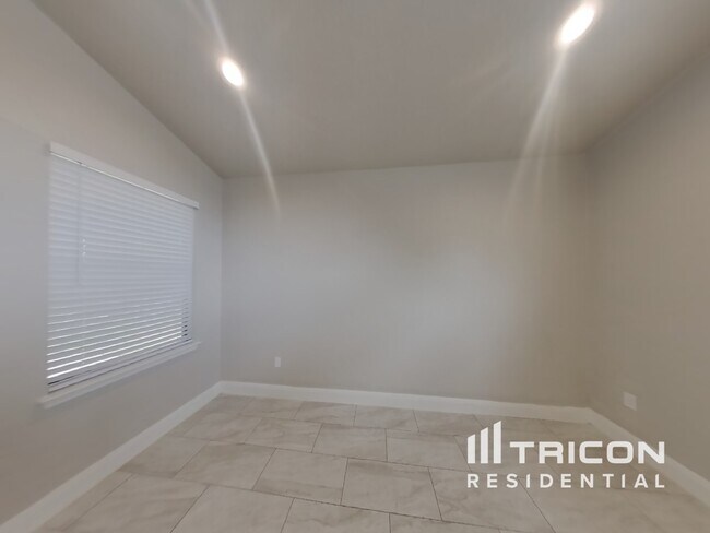 Building Photo - 8755 Ridge Moon Dr