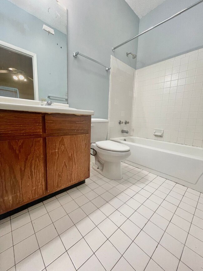 Building Photo - Lakewood Commons B202