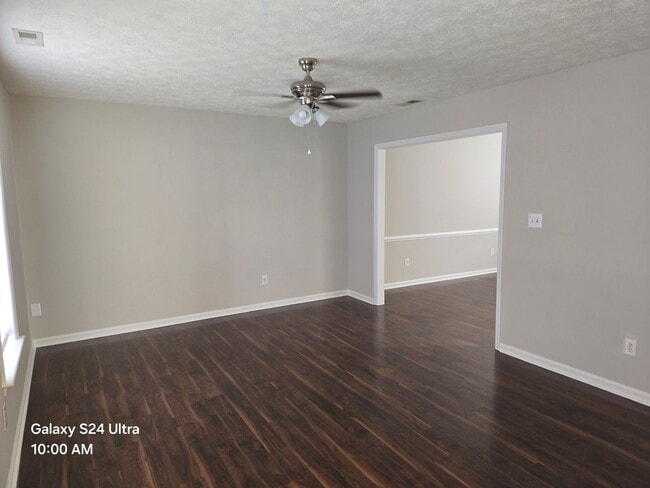 Building Photo - 3 Bedroom, 2 bath house with a bonus room and one car garage.