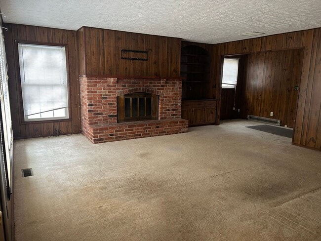 Building Photo - Very spacious 4 bedroom, 2 bath home in Kickapoo Schools! This will go fast!