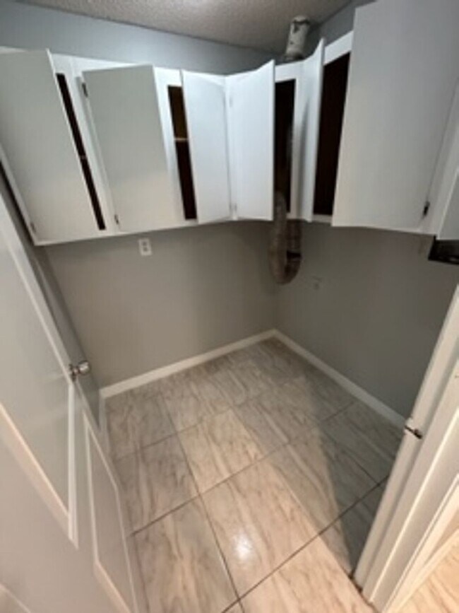 Building Photo - Large  3 bedroom, 2 bath pool home.