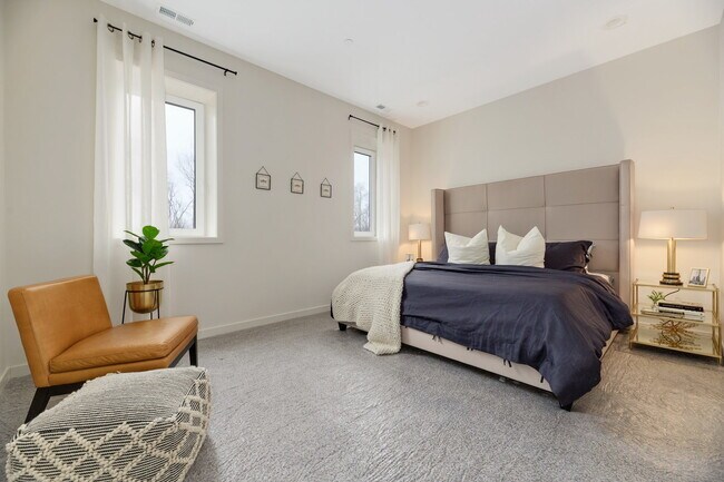 Building Photo - 790 E Irving Park Rd