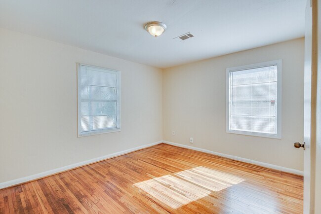 Building Photo - 3742 Dreyfus St