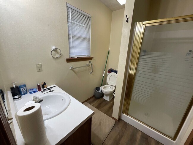 Building Photo - Spacious Duplex