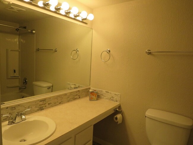 Building Photo - Redmond Downtown Charming 530 sf Studio $ 1695.00 includes parking