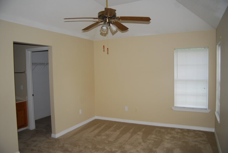 Building Photo - 33 Heather Ln