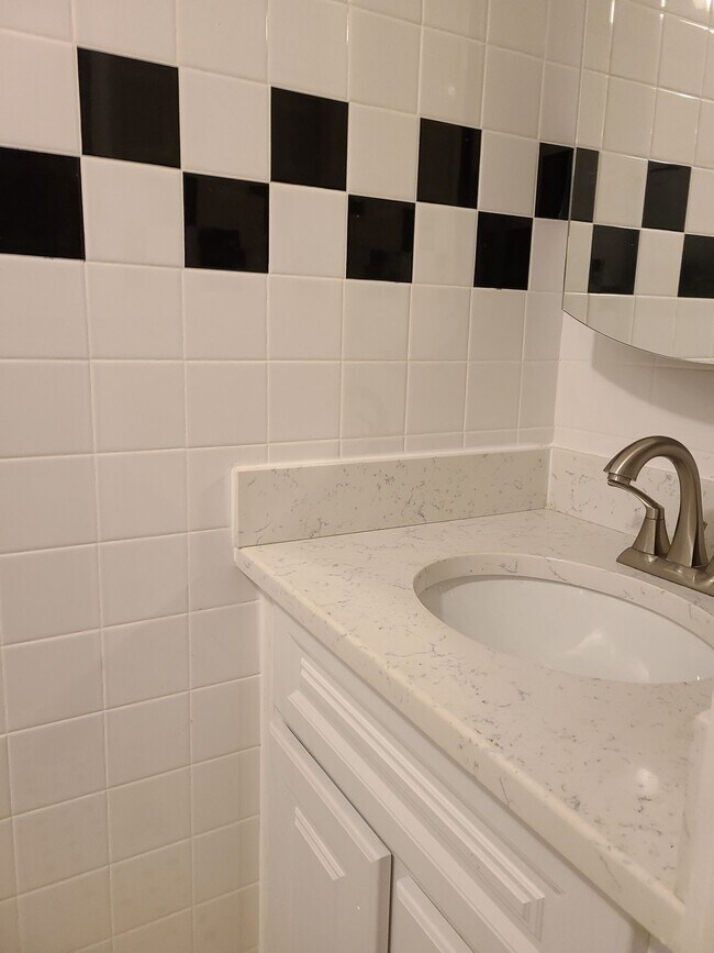 Building Photo - 6440 Catalpa Ave