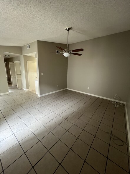 Building Photo - 1127 Willow Creek Dr