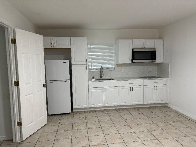 Building Photo - 2712 SW 118th Ct