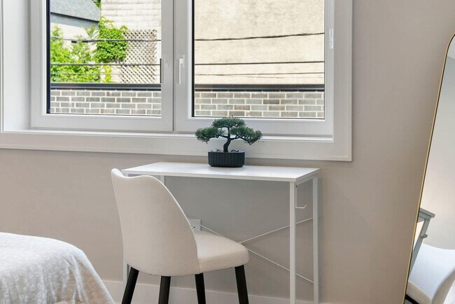 Building Photo - 2344 W Polk St