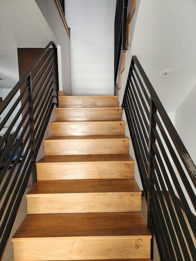 Stairway - 4440 Katherine Ave