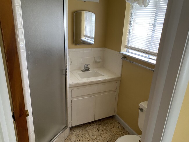 Master bathroom - 1006 W 9th St