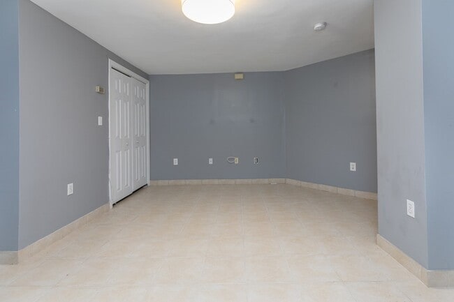 Building Photo - 87 Waltham St