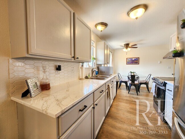 Building Photo - Earthy Warm and Inviting 3-Bd Rambler